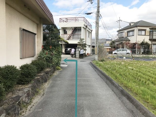 【道順2】直進し、1つ目の角を「左折」してください。