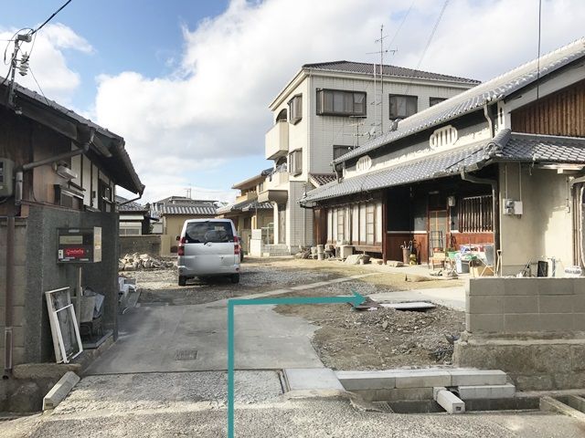 【道順5】少し直進していただくと、「右手」に駐車場があります。
