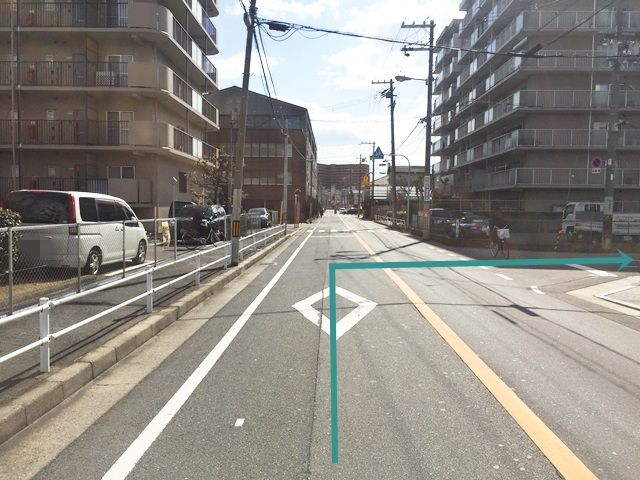 【道順3】1つ目の角(マンションの前)を「右折」してください。奥にあるデイリーヤマザキの看板の前に千舟モータープールがありますが、スペースのある2階には行けないのでご注意ください。