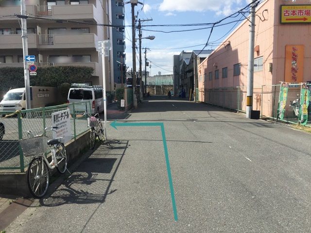 【道順5】1つ目の角を「左折」してください。