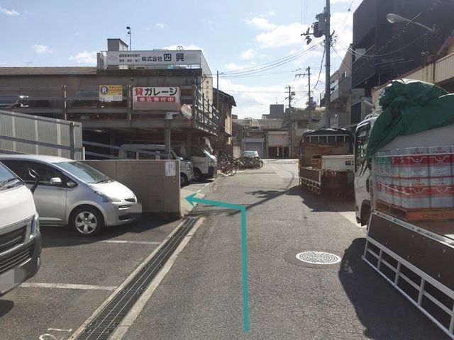 【道順7】直進していただくと「左側」に駐車場入口があります。