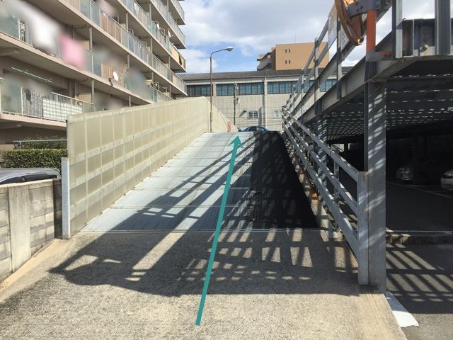 【道順9】こちらのスロープを上ると駐車スペースがあります。ご予約時のメールに記載しているスペース番号をしっかりとご確認のうえ駐車して下さい。