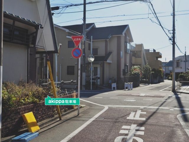 青梅街道から一方通行を入っ2つ目の交差点です。一時停止の「止まれ」の左側が駐車場です。