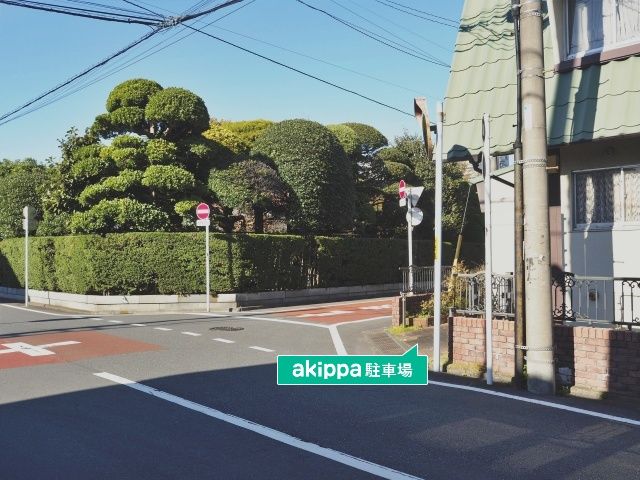 南側の二車線道路を西に向かっているときの写真です。緑の多いお宅の反対側です。