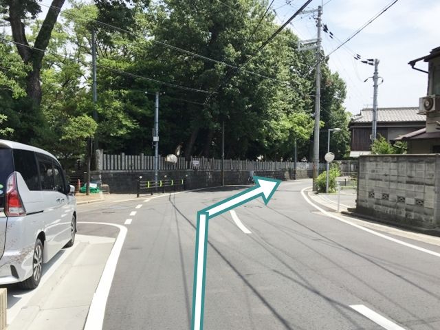 道順1. 【北側から】 緩やかな右カーブの先