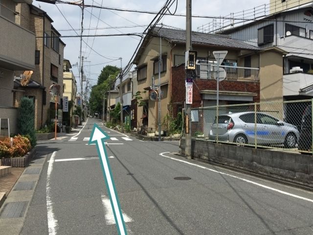 道順3.【南側から】緩やかな右カーブ 横断歩道 その少し先