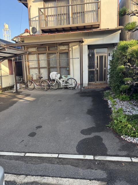 下伊福駐車場一台のみ可能　右側駐車場のみの駐車場写真