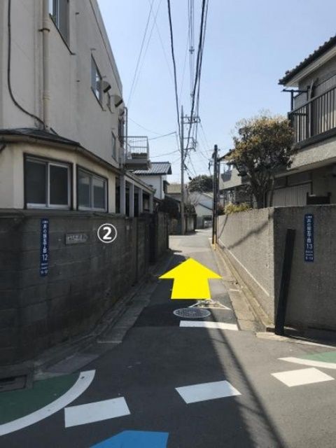 【道順2】この道を直進後、左手に当駐車場がございます。