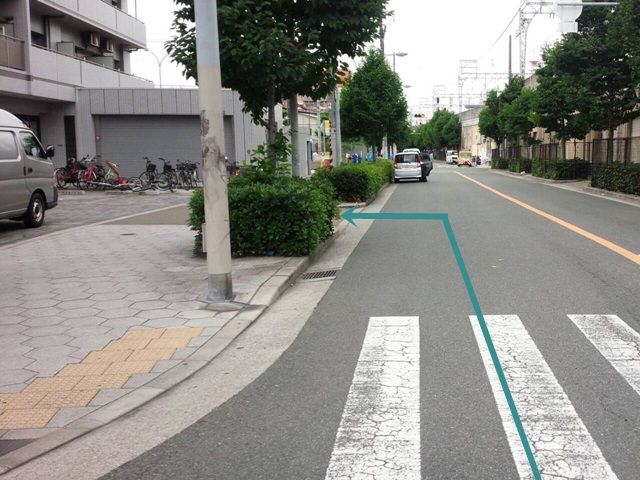 【道順2】直進してすぐ「左側」に駐車場入口があります。