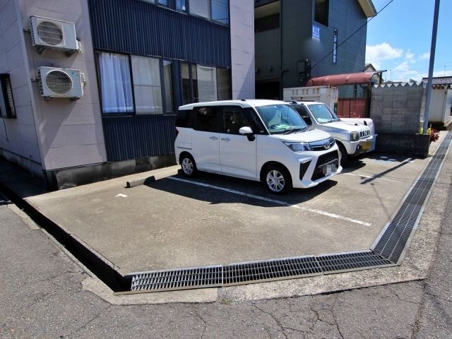 ミンガス【B038】の駐車場写真