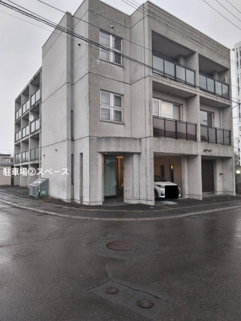 【駅近・ツルハ近く】北広島市中央5丁目1-5駐車場　マンションSANGAの駐車場写真