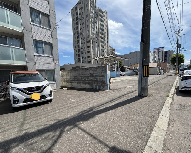 豊平3条11丁目1-24駐車場の駐車場写真
