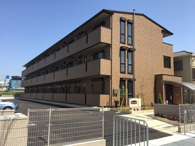 駐車場があるマンションの外観です。