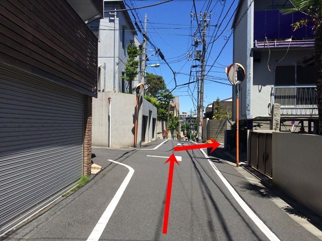 【道順3】この道を直進してください。