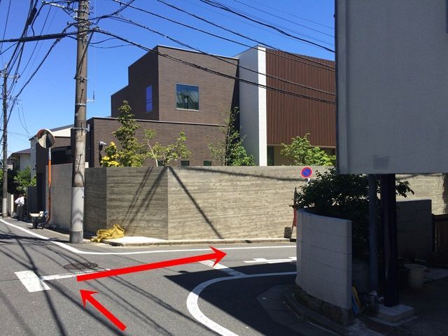 【道順4】この建物を目印に右折してください。