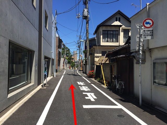 【道順2】この道を直進してください。