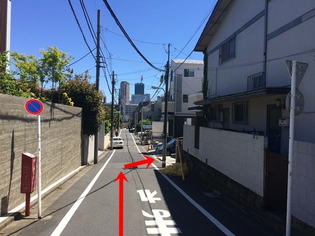 【道順5】少し進むと右手側に駐車場が見えてきます。