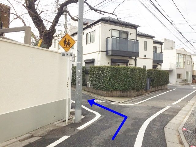 【道順2】通学路の標識のところを左へ入ります