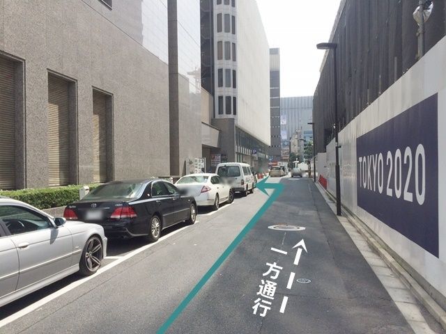 【道順2】左折後直進し、45m程進むと駐車場出入口がございますので「左折」してください。