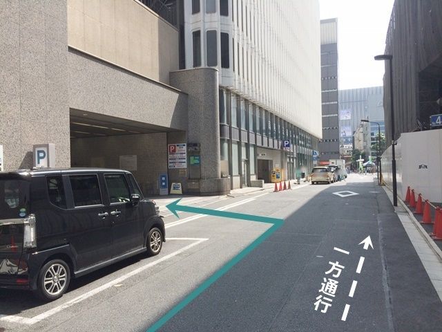 【道順3】こちらの駐車場出入口前で「左折」し、駐車場へと進入してください。