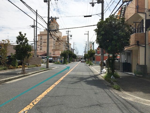【道順1】府道2号線(中央環状線)「長原駅」から「南」に進み、「長吉川辺3東交差点」を「左折」、1つ目の角を「右折」し、直進してください。