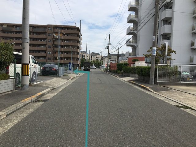 【道順6】直進していただくと、「左側」に駐車場出入口があります。