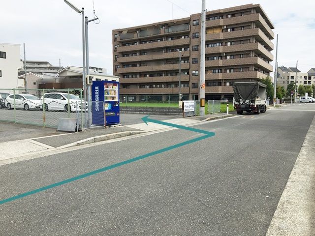 【道順7】駐車場出入口の写真です。ご予約時のスペースに駐車してください。