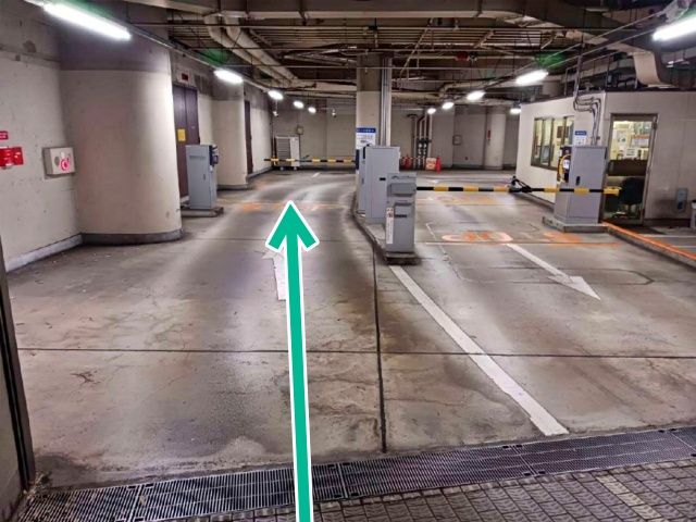 営業時間16:00～23:30【平日のみ】青山オーバルビル駐車場※無料認証可能時間制約ありの駐車場写真