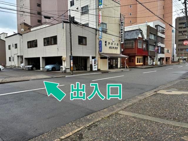 樋口新聞舗建物下駐車場の駐車場写真