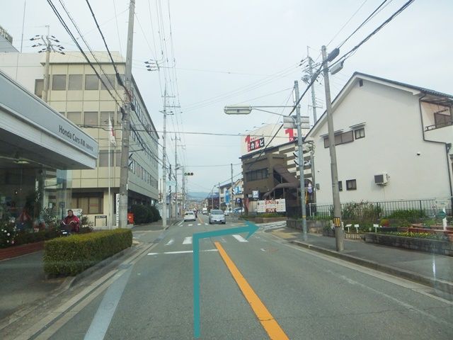 川西市役所より北へ「ふれあいプラザ」の交差点右折
