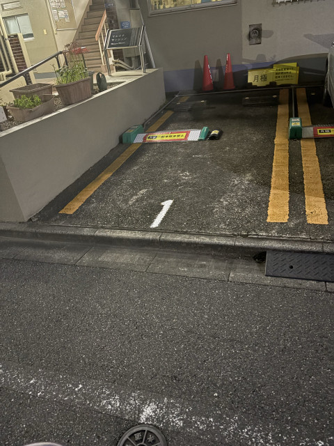 ヒビキ駐車場１番(マルヨネマンションの駐車場写真