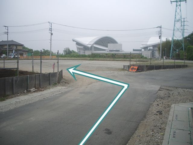 【道順3】看板の前で左折し、進入してください