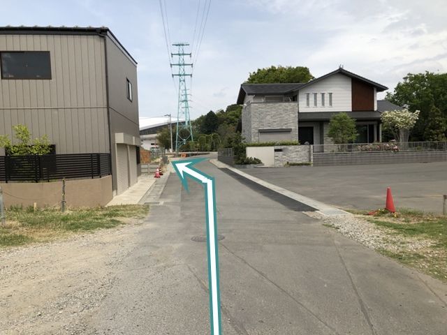 【道順2】オレンジの矢印看板まで進んでください
