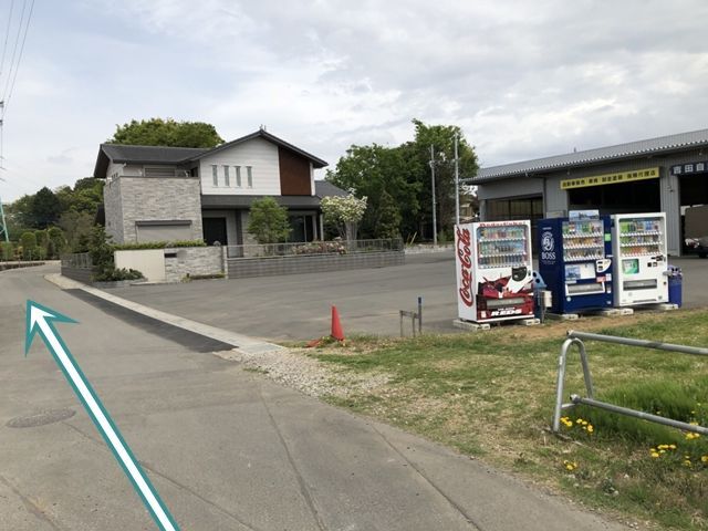 【道順1】「吉田自動車」の前を通過してください