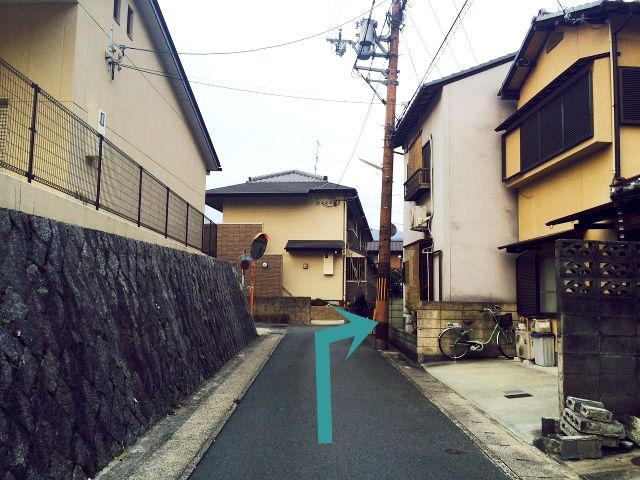 道が狭くなっておりますので、注意してください。