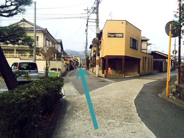 矢印方向へお進みください。