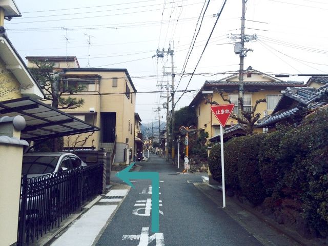 左折し、少し直進すると駐車場となります。