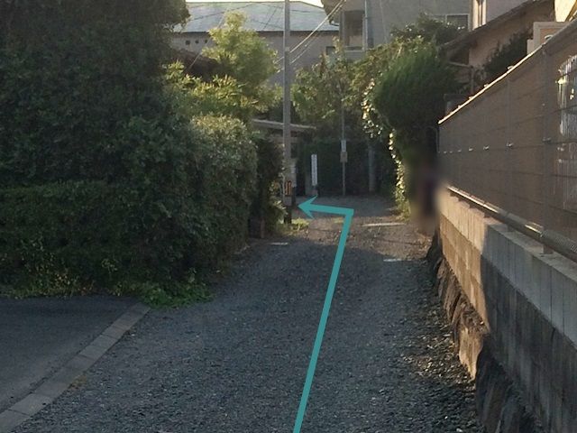【道順2】直進すると左手に駐車場がみえます。