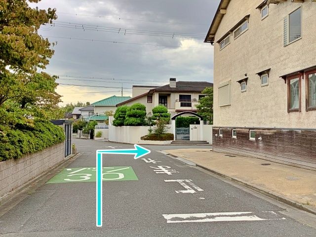 建物裏が駐車場です