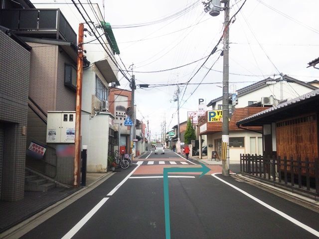 【道順1】府道201号線「師団街道龍大前交差点」を「東」へ進み、突き当りのクリニックを目印に「左折」、一方通行の道を直進、1つ目の角を「右折」してください。