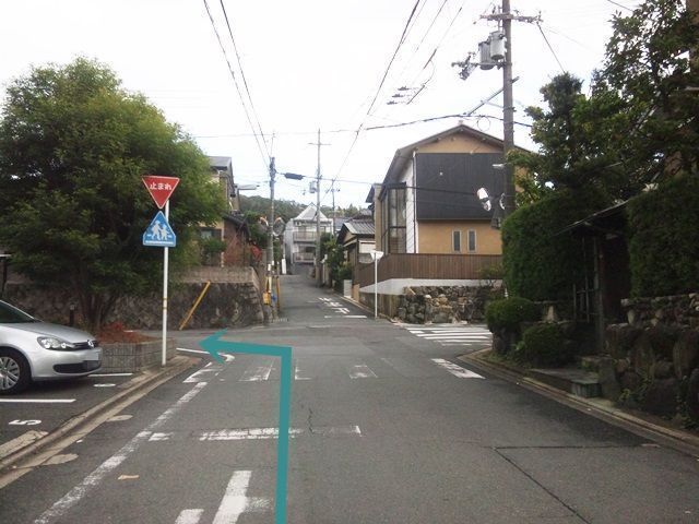 【道順3】250 m程道なりにお進みいただき、踏切を超えて3つ目の角を「左折」してください。