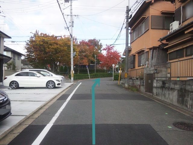【道順4】公園を左手に直進していただき、坂道を登ってください。