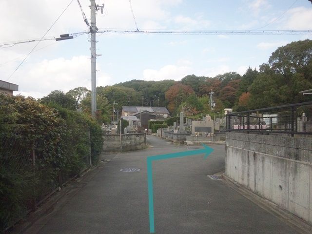 【道順6】「墓地」の前の道を「右折」してください。