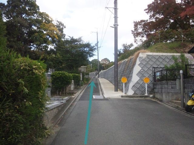 【道順7】通路がかなり狭いため、通行する際に道路をはみ出しますが、そのまま十分に注意しながら直進してください。