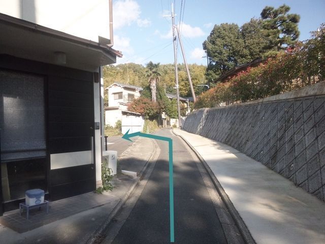 【道順8】一軒家を過ぎると左手に駐車場がございます。十分に注意して駐車してください。