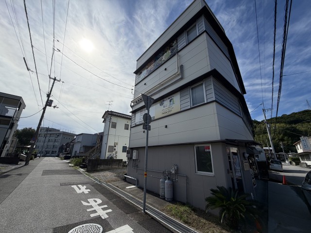 喜びフーヅ駐車場　向かって手前右道路沿いの駐車場写真