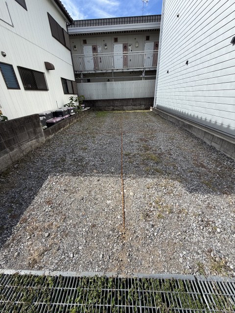 喜びフーヅ駐車場　向かって手前右道路沿いの駐車場写真
