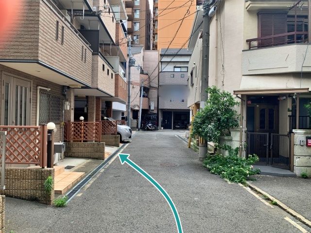 反対側から見た駐車場入り口