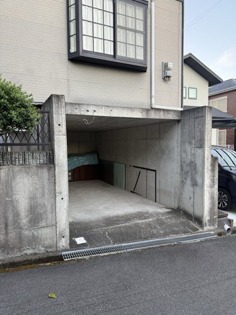 大阪府高槻市日吉台1番町22番3号の駐車場写真