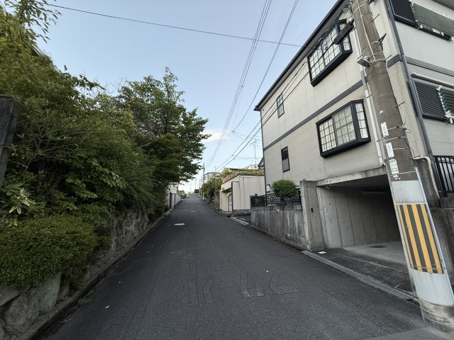 大阪府高槻市日吉台1番町22番3号の駐車場写真